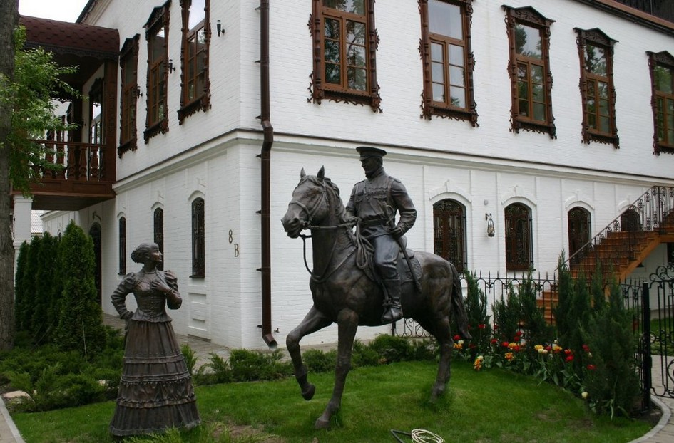 Скульптурная бронзовая жанровая композиция "Казак и казачка". Bronze sculptural genre composition "Cossack and Cossack Woman".