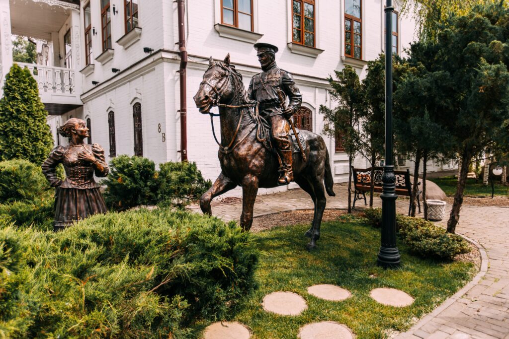 Скульптурная бронзовая жанровая композиция "Казак и казачка". Bronze sculptural genre composition "Cossack and Cossack Woman".