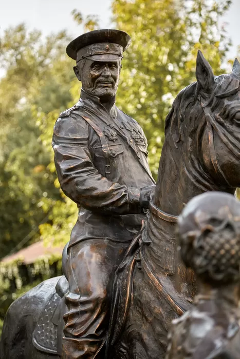 Скульптурная бронзовая жанровая композиция "Казак и казачка". Bronze sculptural genre composition "Cossack and Cossack Woman".